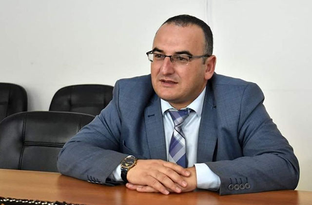 На снимката членовете на екипа на Hayasat-1 работят с тестовата проба на спътника в „чистата стая“ на лабораторията на името на Алиханян.